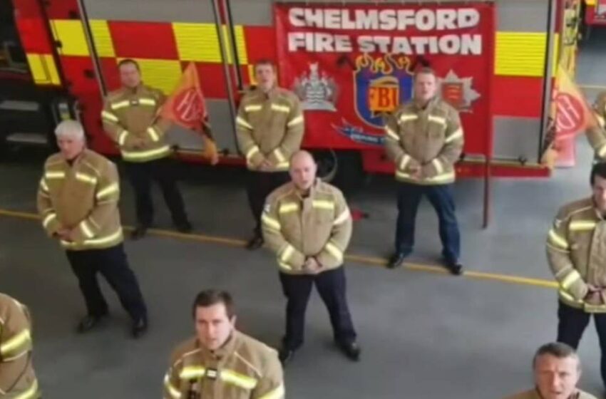  I vigili del fuoco inglesi omaggiano l’Italia e cantano “Bella ciao” VIDEO