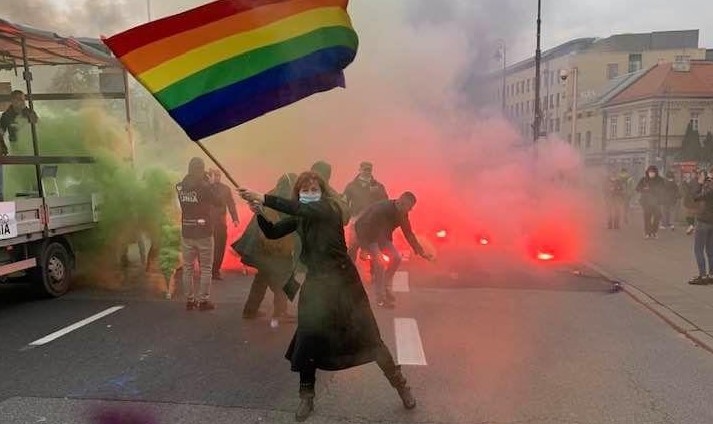  La foto della donna che protesta contro il divieto di aborto in Polonia è già un simbolo
