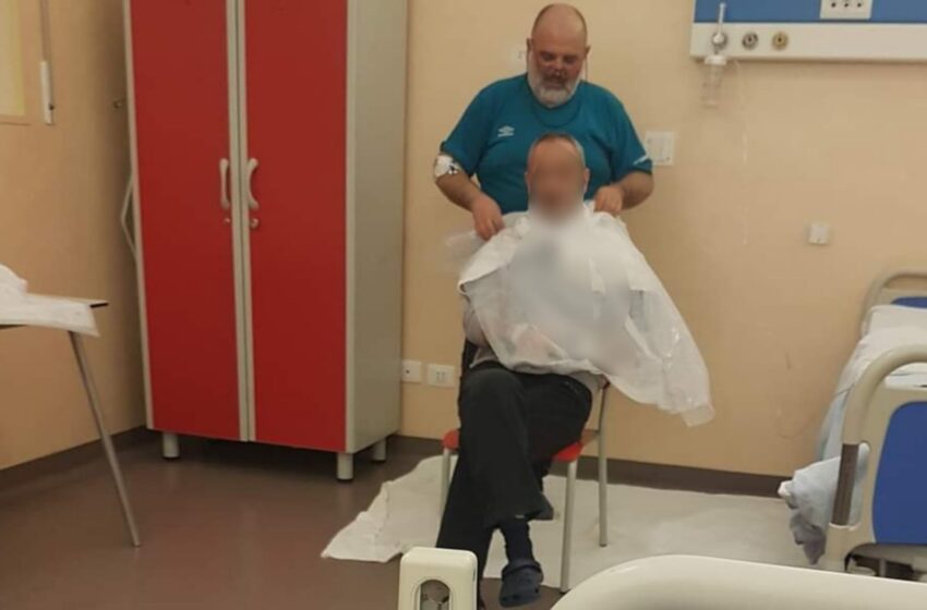Positivo al virus, questo barbiere dà una spuntatina agli altri pazienti Covid