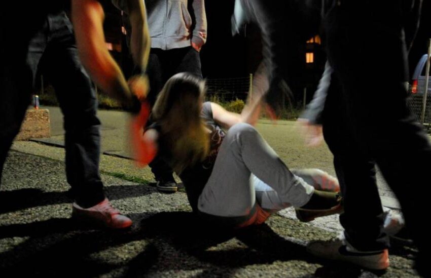 18enne violentata dal branco, il padre difende gli stupratori: “Mia figlia era ubriaca”