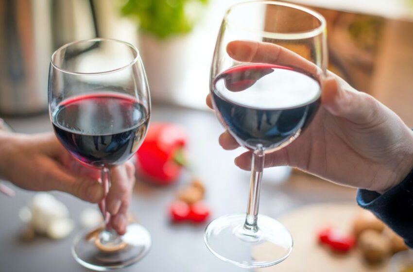 “Via l’alcol dal vino”: la proposta dell’UE scatena l’ira dei viticoltori