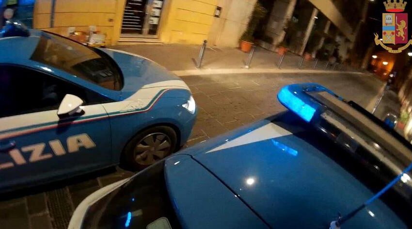 Catania, picchia il marito davanti al figlio e lo manda in ospedale: arrestata