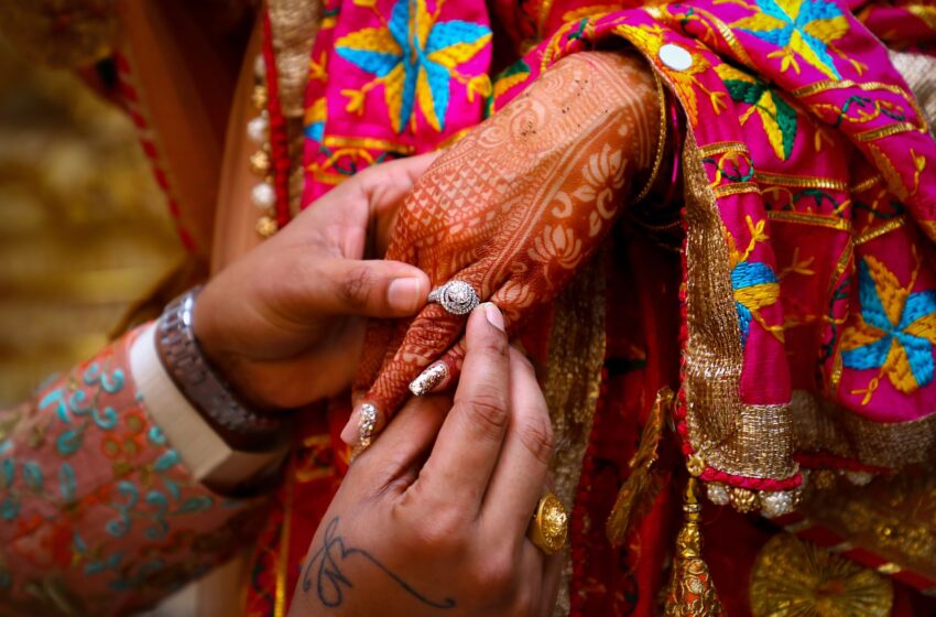 India, sposa muore d’infarto durante le nozze: la famiglia la “sostituisce” con la sorella