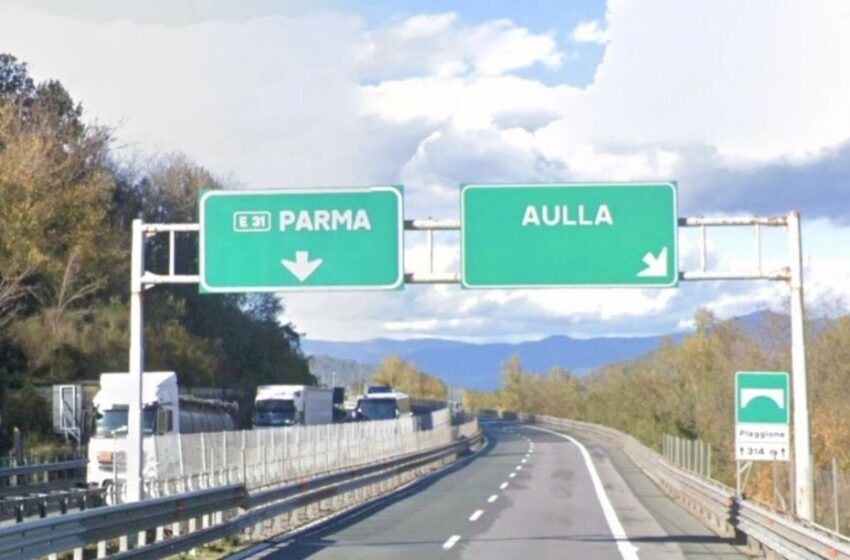 Litiga con la moglie, l’abbandona in autostrada e scappa in auto col figlio