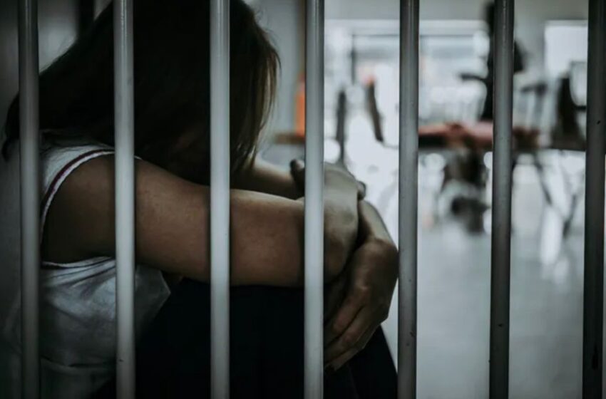 Roma choc, partorisce in carcere da sola e senza medici: “I giudici erano in ferie”