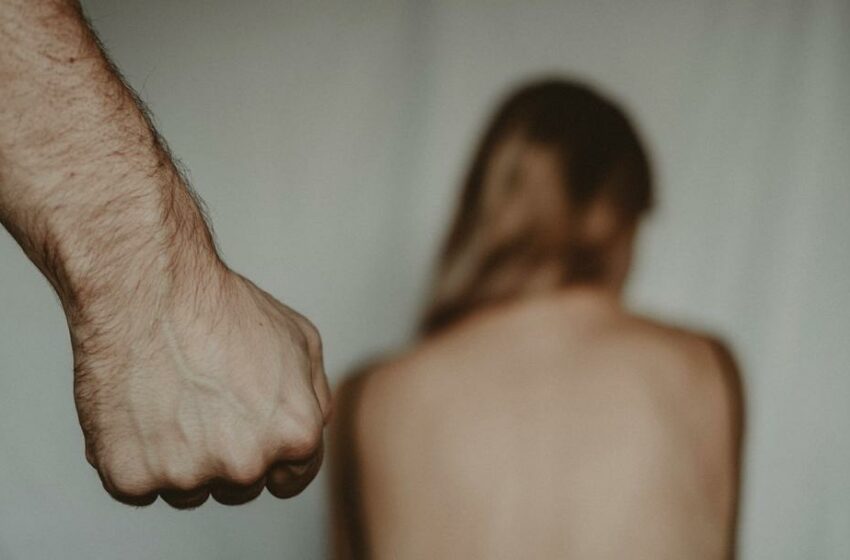 “Lei ha bevuto e non ha chiuso porta, inducendolo a osare”: assoluzione choc