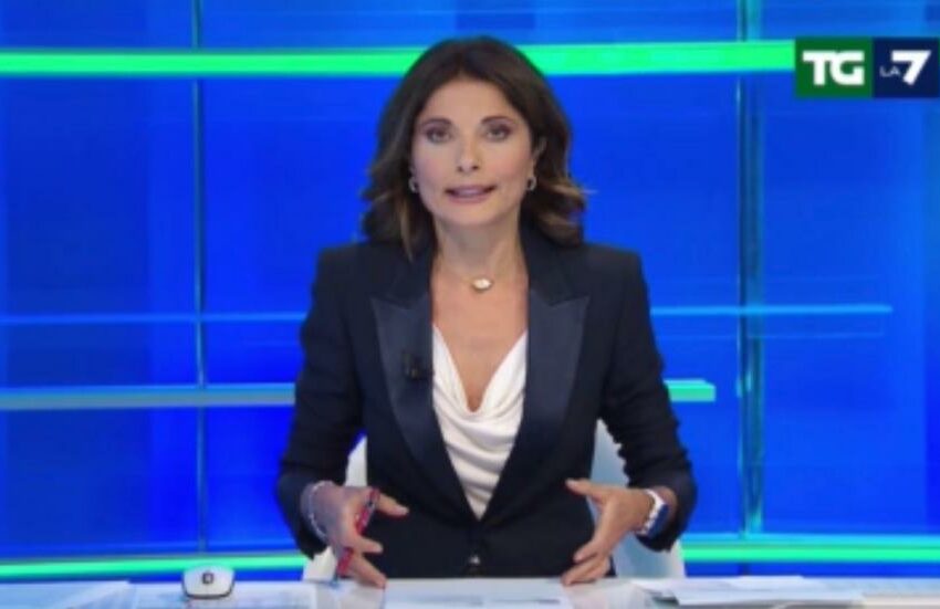Tg La7, il lapus della giornalista: “Bentrovati dal telegiornale della destra”