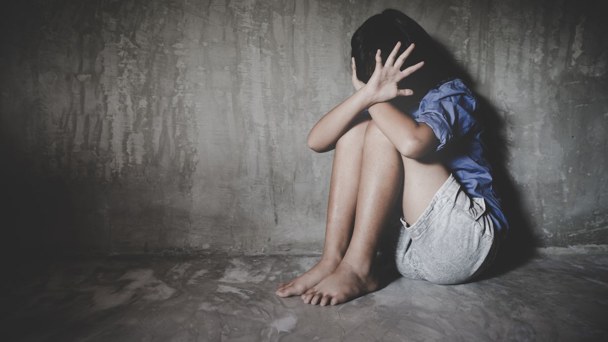 bambina 13 anni incinta abusata baby-sitter