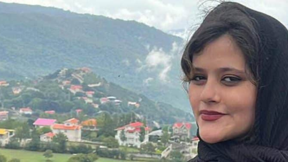 Mahsa Amini vince il premio Sacharov a un anno dalla morte: la giovane simbolo dell’Iran ricordata per la libertà di pensiero